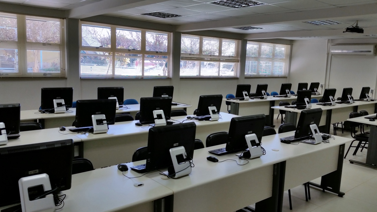 Aula de xadrez no laboratório de informática